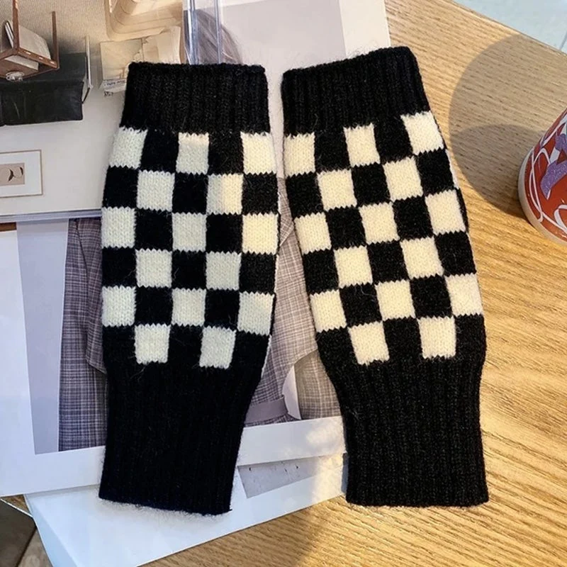 CheckerboardGloves – Stay warm all winter long and free from hand warmers - Image 3
